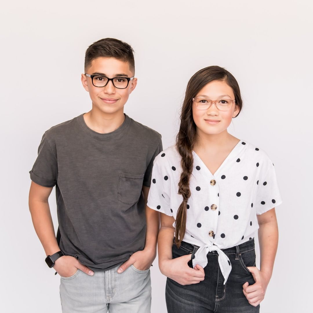  Two teenagers, a boy and a girl, with glasses