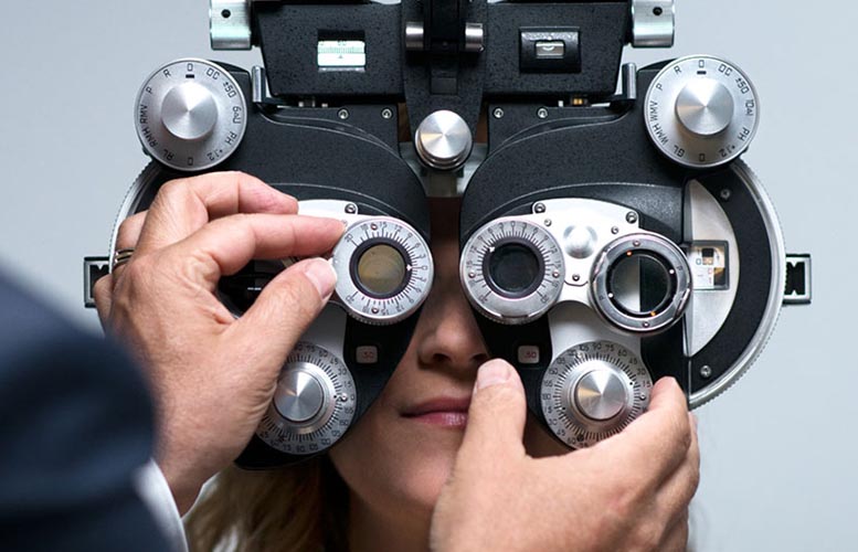 Visiomètre pendant un examen de la vue