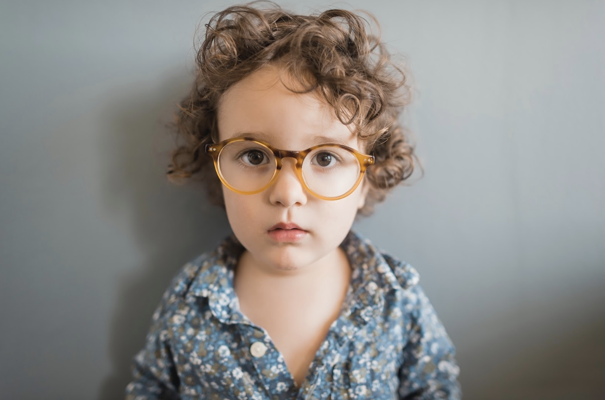 Enfant avec des lunettes rondes