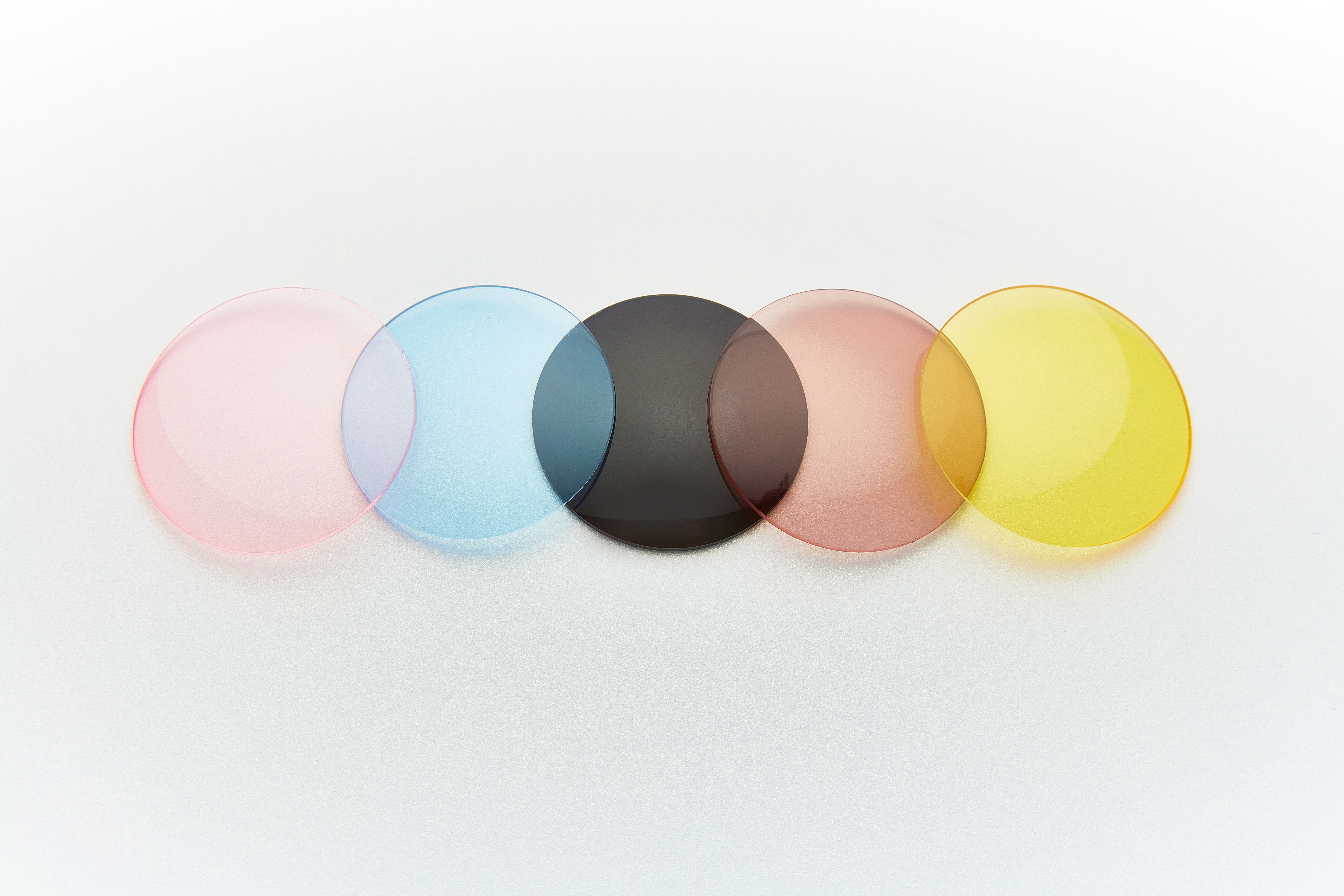 5 lentilles (rose, bleue, noire, rose, jaune) superposées pour voir les mélanges de couleur