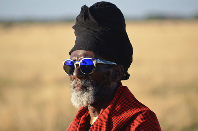 Masaii portant une lunette de soleil Etnia une collaboration avec le célèbre photoreporter Steve McCurry.