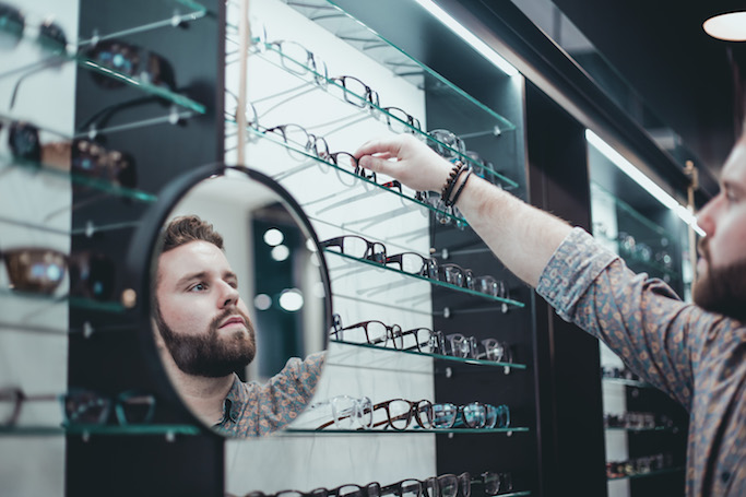 Homme essayant une lunette lors de l'ouverture de la boutique de Trois-Rivières