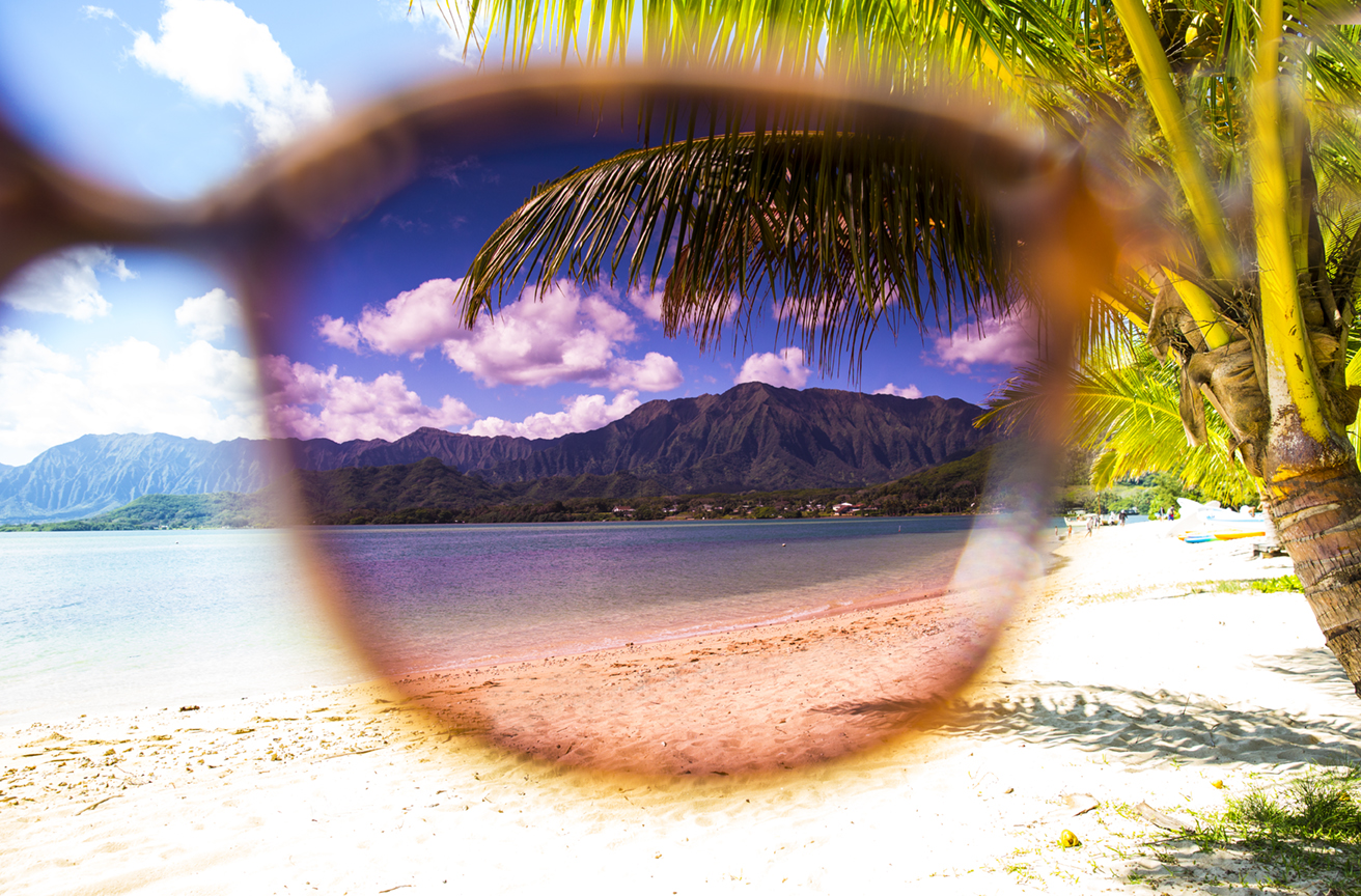 Montagne et plage d'Hawaii au travers des lunettes de soleil