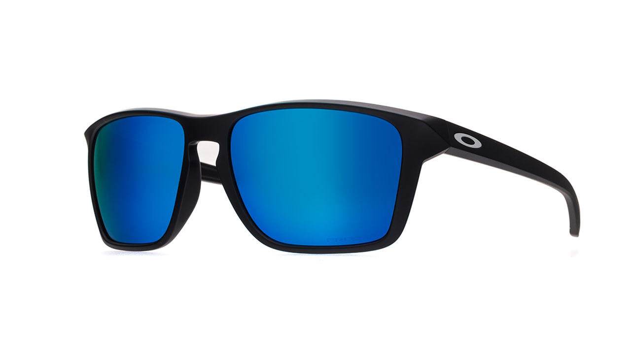 Paire de lunettes de soleil Oakley Sylas 009448 couleur noir - Côté à angle - Doyle