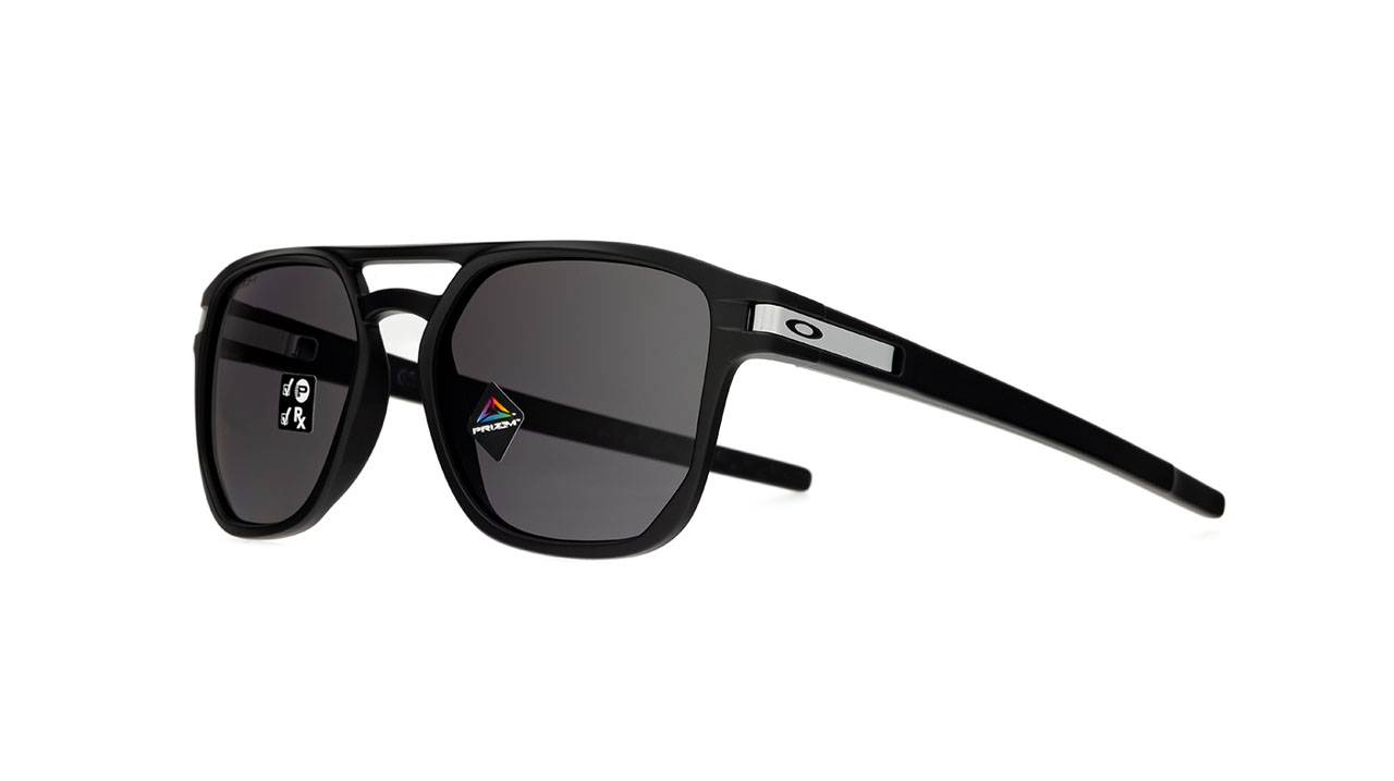 Paire de lunettes de soleil Oakley Latch beta 009436-0154 couleur noir - Côté à angle - Doyle