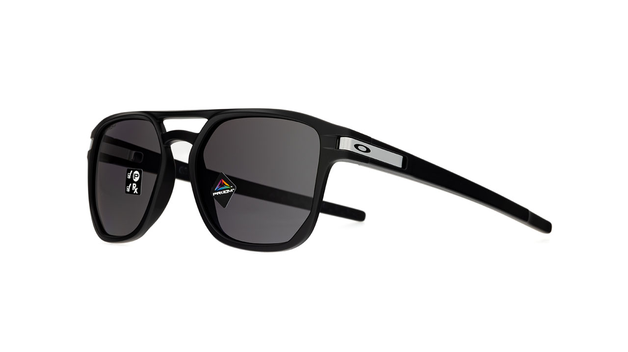 Paire de lunettes de soleil Oakley Latch beta 009436 couleur noir - Côté à angle - Doyle