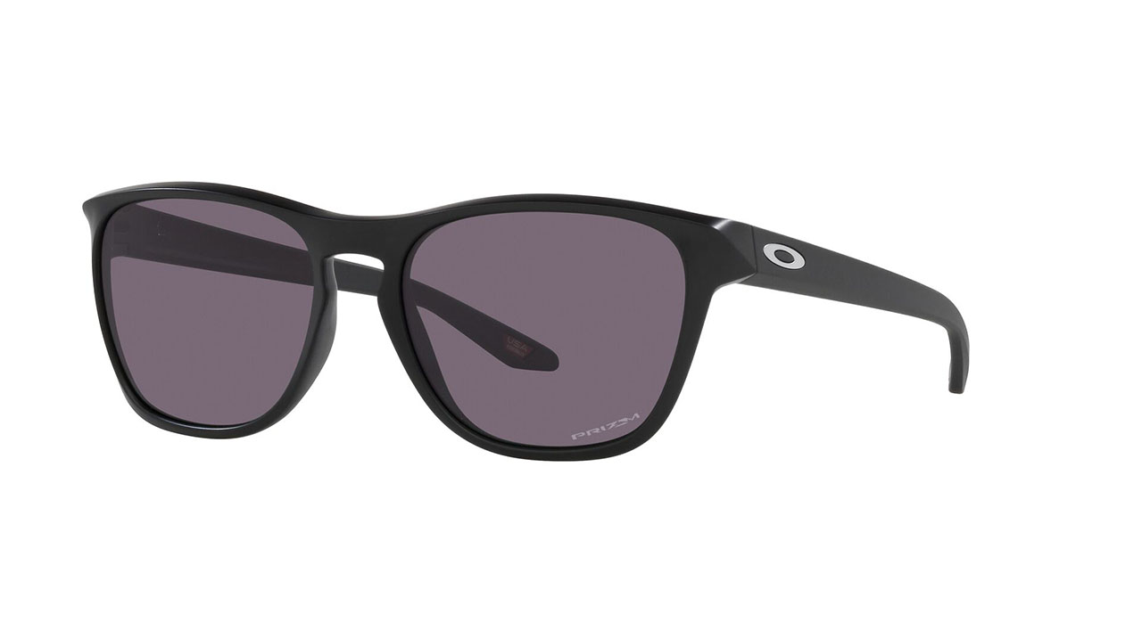Paire de lunettes de soleil Oakley Manorburn 009479-0156 couleur noir - Côté à angle - Doyle