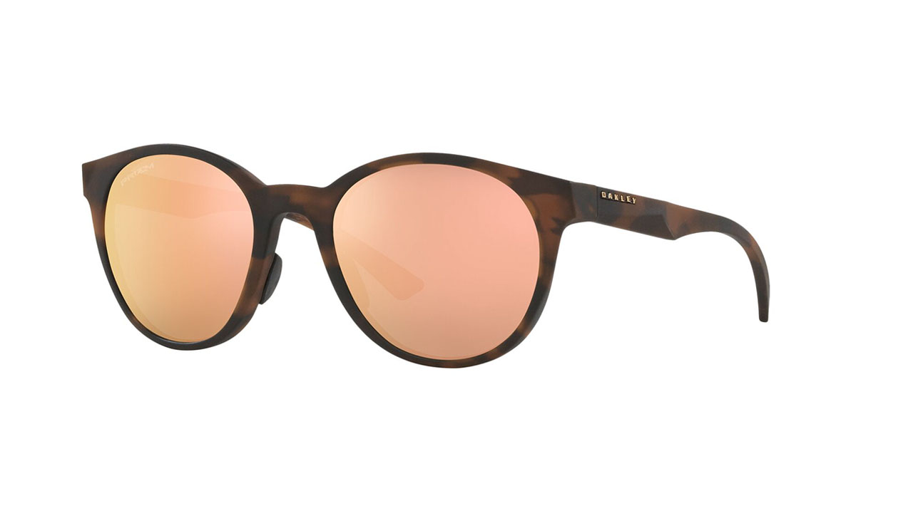 Paire de lunettes de soleil Oakley Spindrift 009474-0152 couleur brun - Côté à angle - Doyle