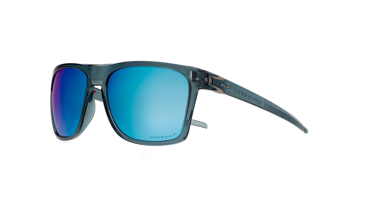 Paire de lunettes de soleil Oakley Leffingwell 009100-0557 couleur bleu - Côté à angle - Doyle