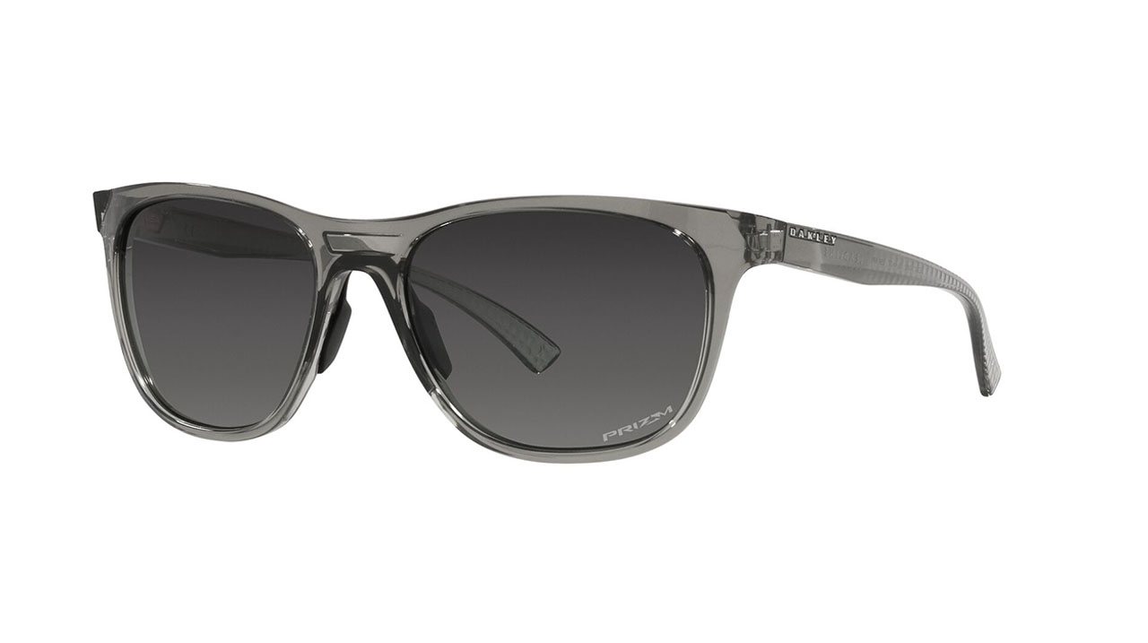 Paire de lunettes de soleil Oakley Leadline 009473-0456 couleur gris - Côté à angle - Doyle